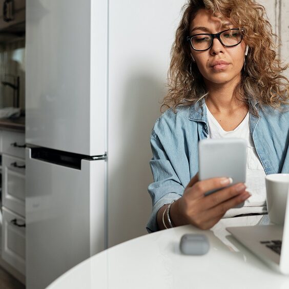 Hybrid Meetings Woman sat at kitchen table working